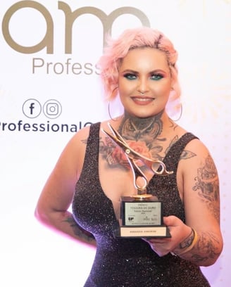 Maquiagem Profissional: Além de suas habilidades como cabeleireira e extensionista, Amanda Amorim maquiadora profissional.