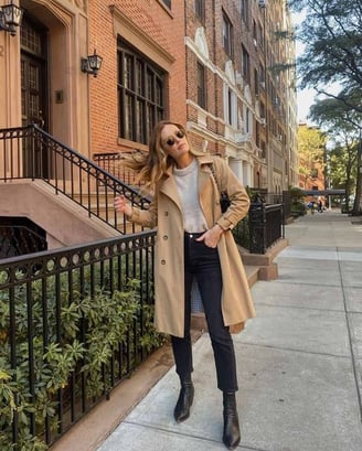 Abrigo de trench con jeans y botas