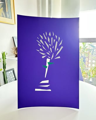 arte de fitas adesivas prata, branca e verde sobre papel roxo.