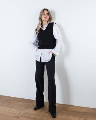 Chaleco de punto con camisa blanco y pantalones de corte recto