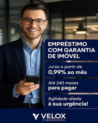 Homem sorrindo segura celular ao lado de informações sobre empréstimo com garantia de imóvel