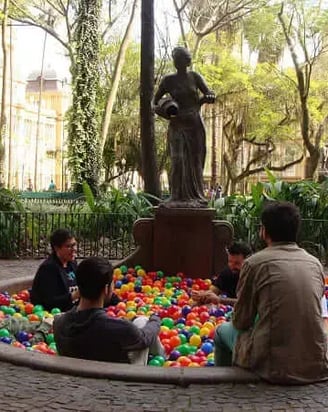 Intervenção Urbana: Piscina de Bolinha na Praça da Alfândega – Sandro Ka