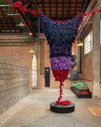 A escultura de Lisbôa não é apenas forma, é narrativa.