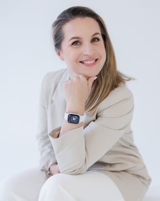 Grafisk designer Rasa June venter på dine henvendelser – kontaktinformasjon i Norge