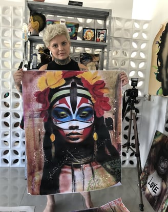 Detalhe de pintura mostrando artefatos indígenas reinterpretados com cores