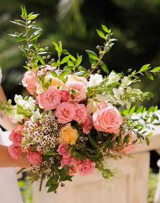 bouquet de fleurs tons roses et blanc