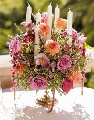 chandelier décoré avec des fleurs et feuillage