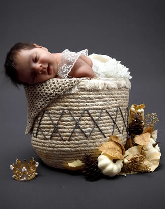 studio-photo-bebe-allonga-c-dans-petit-panier-dort-couleur-automnale-florent-studio-photographe-fanie-boulogne-sur-mer-lille-