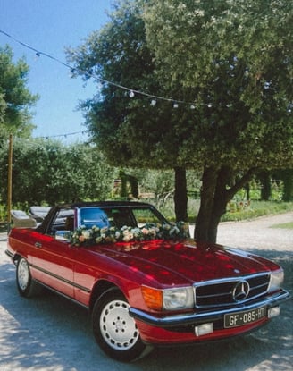 guirlande de fleurs sur voiture des mariés