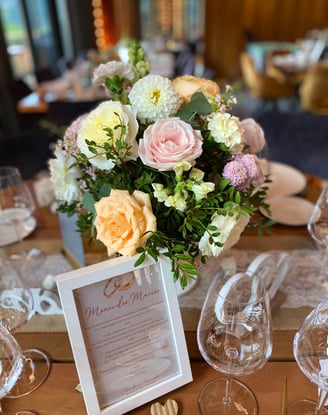 centre de table fleuri mariage couleurs pastels et menu
