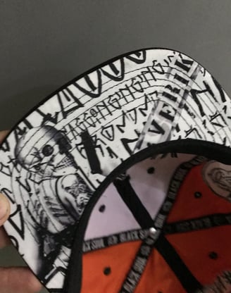 Design contemporâneo: Boné Cavérik que une o estilo caveira ao visual streetwear.