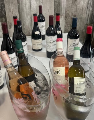 Botellas preparadas para una Cata de vino