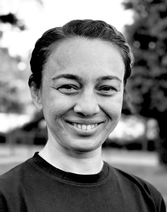Mine Şilliler Tai Ji Qi Gong instructor of WDP Turkey, smiling outdoors in black shirt