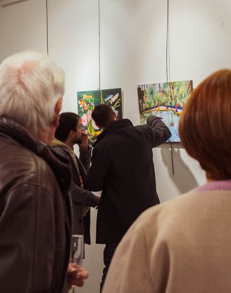 Photo d'un vernissage d'une exposition de peinture