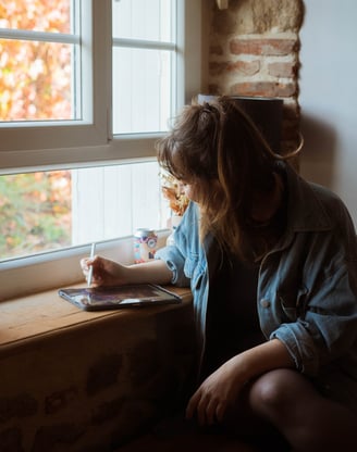 Photo d'une femme en train de créer une illustration