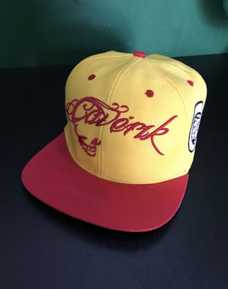 A caveira como afirmação de estilo em mais um exclusivo boné da Cavérik.