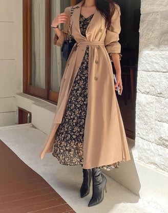 Gabardina con vestido de flores y botines