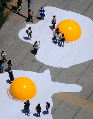 "Eggcident", instalação artística de Henk Hofstra no Largo da Batata.