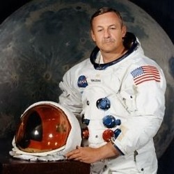 Foto di Enrico Thanhoffer in partenza per andare sulla Luna