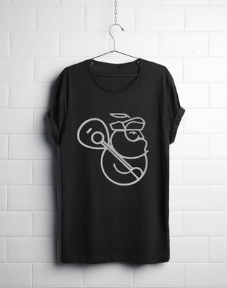 Camiseta preta com logo branco de produtora musical com homem barbudo segurando violão
