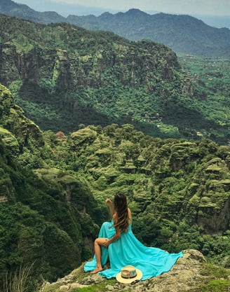 Mujer sentada ante impresionante vista de Tepoztlan