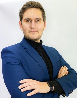 Adwokat od spraw karnych w Szczecinie podczas pracy w kancelarii.