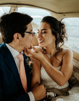 fotografia de los novios, dando un paseo en avioneta por las alturas de la ciudad de Chillan