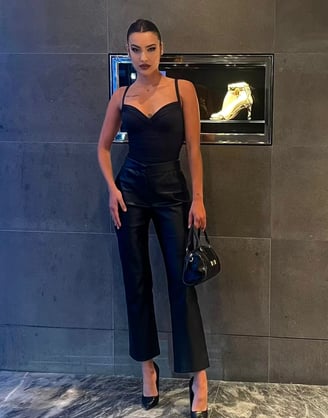 Destacando la elegancia de cada outfit con poses expresivas.