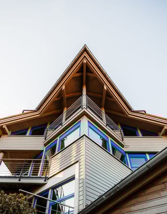 Frontansicht eines imposantes Hauses mit Holzarchitektur