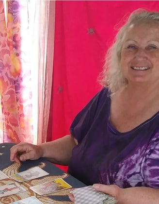 Tammie Whalen Buckler reading Tarot Cards