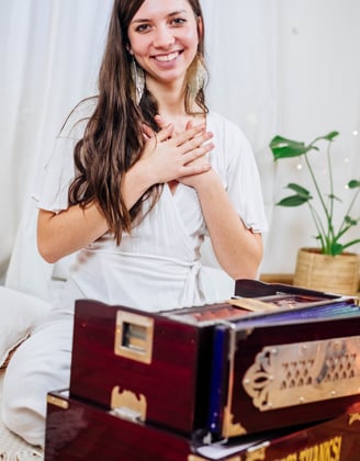 Nele Zeeh, Herzensweg, Seelenweg, Spiritualität, Weiblichkeit, Mantra Singen, Herzöffnung, Stimme