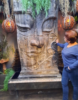 Agnès DH face à Bouddha