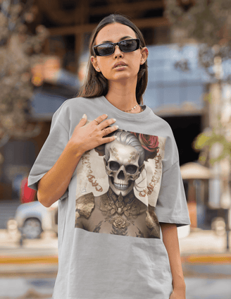Estampa de grafite em camiseta da Cavérik adiciona um toque de rebeldia.
