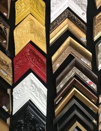 Molduras que transformam suas obras de arte em destaque.
