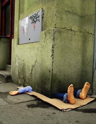 Em Praga, Fra.Biancoshock criou uma intervenção impactante que retrata um morador de rua sendo esmag