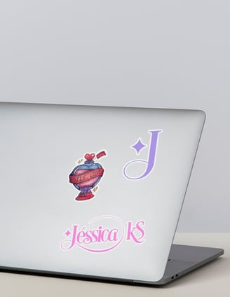 notebook com adesivos delicados com glitter e inicial e logo de tatuadora