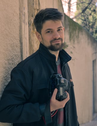 portrait d'un photographe professionnel souriant