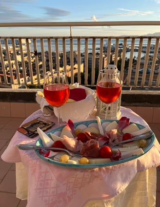 Aperitioc ocn spritz e vista su Cagliari dall affittacamere in centro