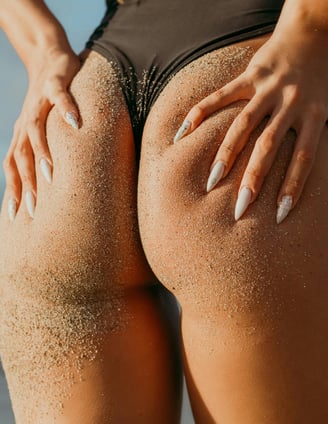 une femme aux belles fesses en bikini 