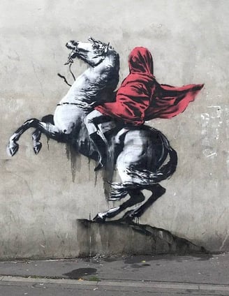 Colaboração entre Banksy e Dior redefine a rebeldia urbana na alta moda.