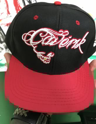 Estilo streetwear em destaque no novo boné da Cavérik com a caveira icônica.