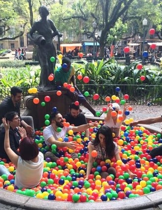 Piscina de Bolinhas na Praça da Alfândega – Sandro Ka (Brasil)