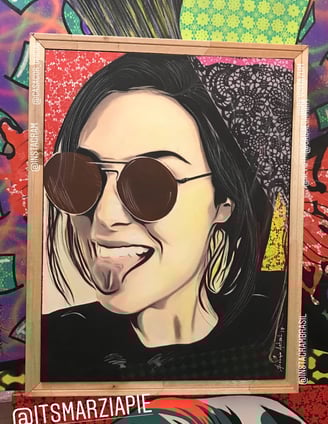 Rosto de mulher em estilo pop-art, com uma mistura de padrões e texturas