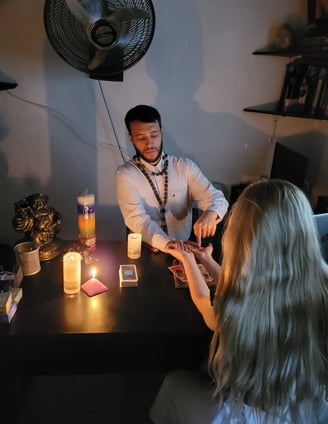 maestro experto en amarres de amor efectivos dando una consulta presencial