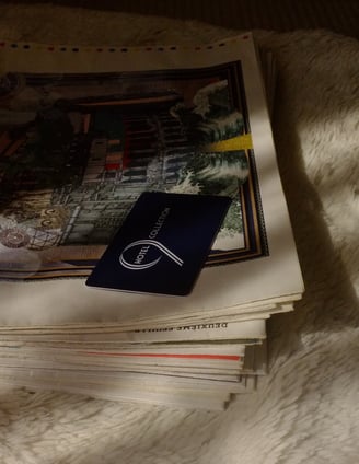 Carte RFID PVC Keywave personnalisée pour hôtel, posée sur une pile de magazines illustrées