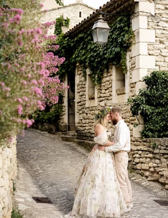 Editorial Provence photographer – couple forehead to forehead in floral street of Gourdon