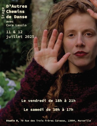 femme avec une main levée