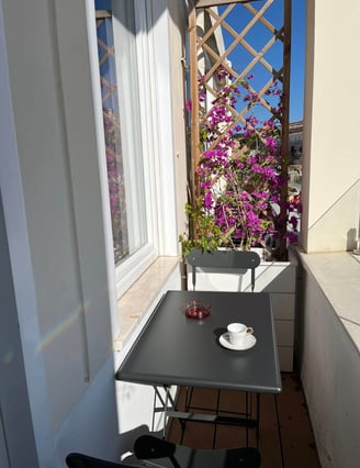 Balcone con vista su cagliari, tavolino, posacenere