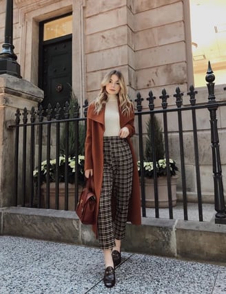 Pantalones de cuadros con suéter de punto fino y abrigo de lana