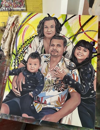 Quadro de família capturando um momento feliz entre mãe e filhos.